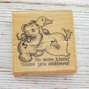 Stampendous rubberstempel No Kissin' – knuffelen beer en eend – houtstempel grappig sentiment – 'No More Kissin' 'Cause You slobbers!'