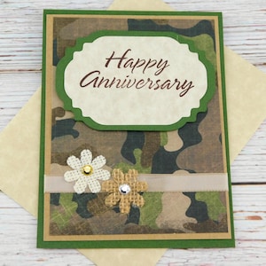 Handgemachte Camo Jubiläumskarte im rustikalen Militärstil mit Jubiläumsblumen und Band