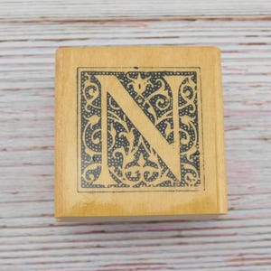 Sierlijke letter N-stempel - monogramstempel - Anita's Rubber Stamps - Op hout gemonteerde stempel