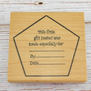 Timbro in gomma per cesto regalo di Darcie – Realizzato appositamente per, da e data – Timbro artigianale montato su legno per etichette regalo e cestini fatti a mano