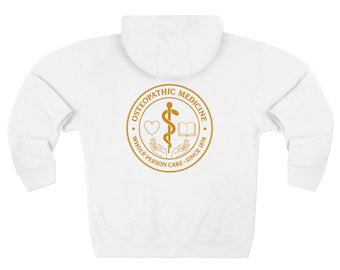 Könnte beinhalten: Weißer Kapuzenpullover mit goldenem Emblem auf dem Rücken. Das Emblem zeigt einen Caduceus, ein Herz, ein Buch und Hände mit den Worten "Osteopathic Medicine, Whole Person Care, Since 1974."