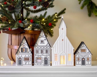 Finalista de los ETSY DESIGN AWARDS 2023: Pueblo navideño de papel en capas con entramado de madera: se pliega perfectamente para guardarlo