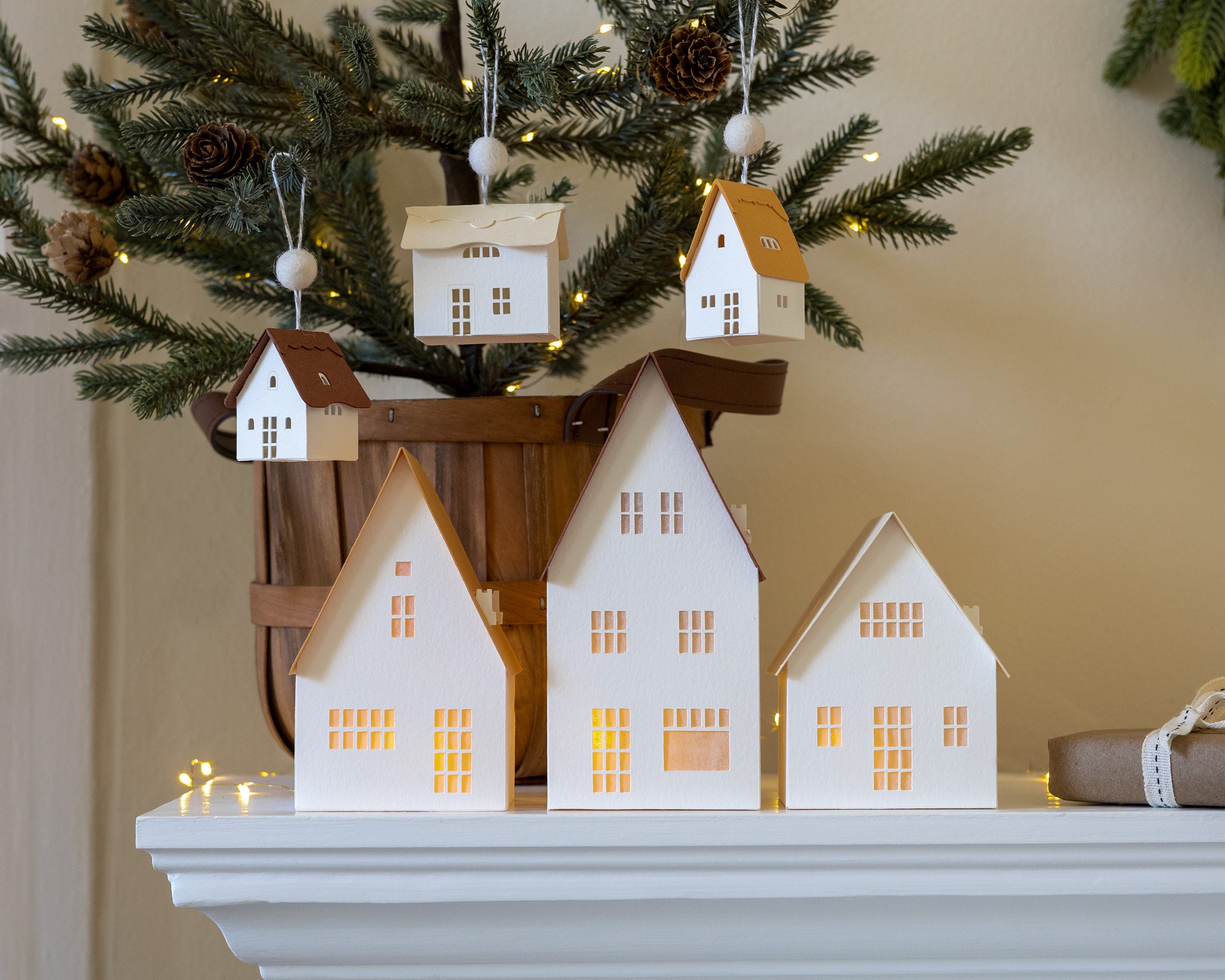 Neutrales Weihnachtsdekor: modernes 3-Häuser-Feriendorf handgefertigt aus  nachhaltigen Erbstückpapieren, zum Aufbewahren falten