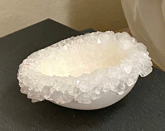 Crystal Egg Geode Objet - Un regalo único del Día de las Madres, Favor único de la boda, decoración distintiva de Pascua - Cristales de alum en una cáscara de huevo