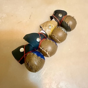 manguitos protectores de espuelas cuero hechos para gamefowl 2 pares (4) el color puede variar/ botadores de vaqueta para gallos 2 pares (4) colores varian