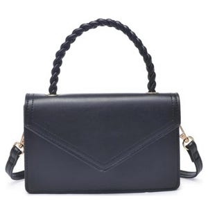 Puede incluir: Bolso rectangular negro con asa superior trenzada y bandolera desmontable. El bolso presenta un cierre de solapa con un diseño cosido. Los herrajes dorados acentúan el bolso.