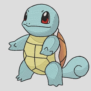 Op de afbeelding: Geborduurd beeld van Squirtle, een blauw schildpadachtig Pokémon-personage. Het ontwerp heeft een lichtblauw lichaam, een geel en bruin schild en rode ogen. Het personage staat met uitgestrekte armen en benen.
