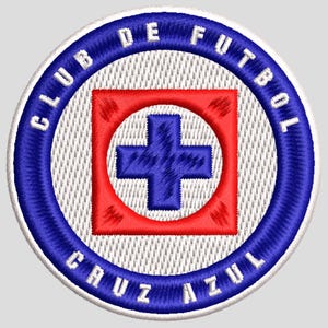 Könnte beinhalten: Gestickter Aufnäher mit dem Logo des Fußballvereins Cruz Azul. Das Design zeigt ein blaues Kreuz in einem roten Quadrat, das auf einem weißen, strukturierten Hintergrund zentriert ist, umgeben von einem blauen Ring mit weißem Text. Der Text lautet "CLUB DE FUTBOL CRUZ AZUL".