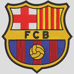 Puede incluir: Parche bordado con el escudo del FC Barcelona. El escudo, con forma de escudo, tiene un borde dorado, una cruz roja sobre fondo blanco en la parte superior izquierda y rayas rojas y amarillas en la parte superior derecha. La parte inferior tiene rayas azules y rojas con un balón de fútbol.