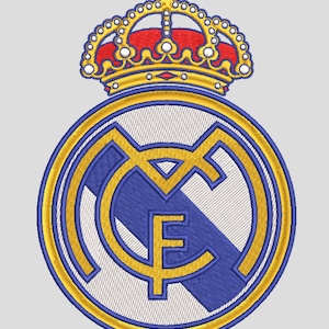 Peut inclure: Un écusson brodé représentant l'emblème du club Real Madrid. Le motif comprend un bord circulaire doré et bleu, un fond blanc avec une bande diagonale bleue, les lettres dorées MCF et une couronne dorée avec des détails rouges et blancs.