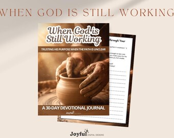 Puede incluir: Un diario devocional titulado "When God is Still Working". La portada presenta las manos de un alfarero dando forma a una vasija de arcilla. El texto dice "Trusting His Purpose When The Path Is Unclear" y "A 30-Day Devotional Journal."