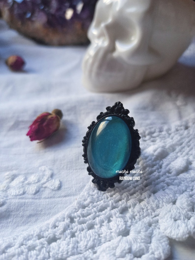 Bague gothique océan turquoise peinte à la main, camée noir, bijou gemme bleu, élément eau, sirène, potion de sorcière, sortilège, fée, romantique image 2