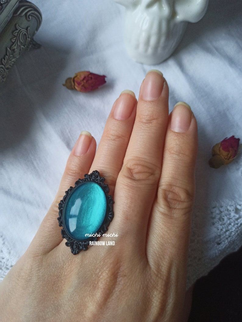 Bague gothique océan turquoise peinte à la main, camée noir, bijou gemme bleu, élément eau, sirène, potion de sorcière, sortilège, fée, romantique image 3