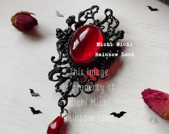 Bella Italia Brosche | Roter Siam Kristall, Vampir Pin, Herren Kostüm, Renaissance, viktorianischer Juwel, Hexe, Barock, Elfenschmuck, schwarze Spitze