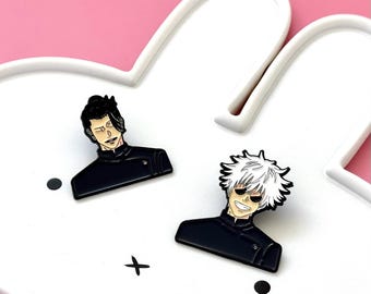 Broches combinando em estilo chibi de animes de maldições e feiticeiros.
