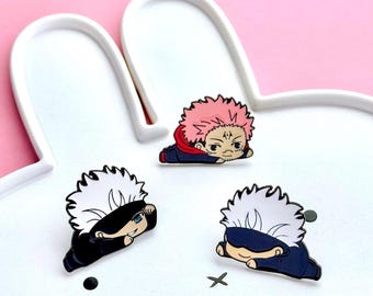 Broches combinando em estilo chibi de mangá inspirados em maldições e feiticeiros de anime.