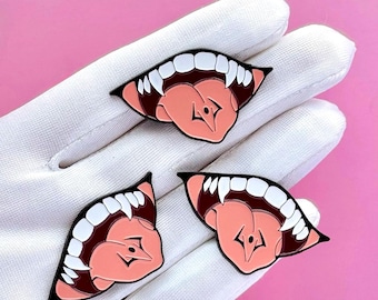 Broche do antagonista do anime Rei das Maldições