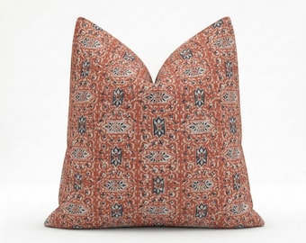 Funda de almohada de diseño color óxido – Carolina Irving Cordoba Cinnamon/Indio – Detalle de estampado en bloque de lino