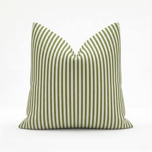 Könnte beinhalten: Quadratisches Zierkissen mit vertikalem Streifenmuster in Olivgrün und Weiß. Das Kissen hat eine quadratische Form und befindet sich vor einem weißen Hintergrund.