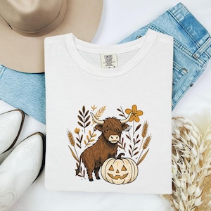 Camiseta de vaca peluda, regalo de Halloween, camiseta hippie para mujer, camiseta de vaca peluda, camiseta boho para fans espeluznantes, camiseta con estampado otoñal de cabaña y campo de calabazas