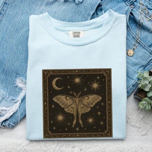 グリーンモスシャツ 動物 宇宙ギフト レディース クラシックTシャツ 蛾Tシャツ 野生動物ファン ヴィンテージTシャツ ギャラクシーグラフィック インディ ムーンアークTシャツ