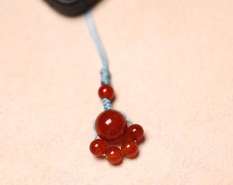 Amuleto para teléfono con forma de pata de gato de ágata roja hecho a mano: colgante Feng Shui de la suerte para la buena fortuna y la protección, accesorio simbólico tradicional chino.