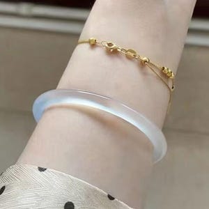 Armband van natuurlijke agaat: dunne, ronde, ijsblauwe poederagaat. Eenvoudige en stapelbare damessieraden.8 mm