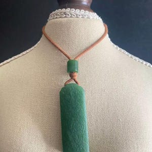 Könnte beinhalten: Ein Set aus drei Keramikbechern mit gesprenkelter, matter Oberfläche. Die Becher sind in Creme-, Hellgrau- und Dunkelgrautönen gehalten. Jeder Becher hat ein schlichtes, modernes Design und einen abgerundeten Henkel.