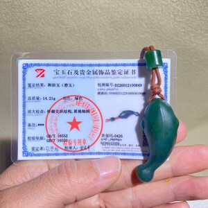 Un collar colgante en forma de pez de jade con certificación verde de Canadá, con un cordón tejido, como regalo para él. imagen 12