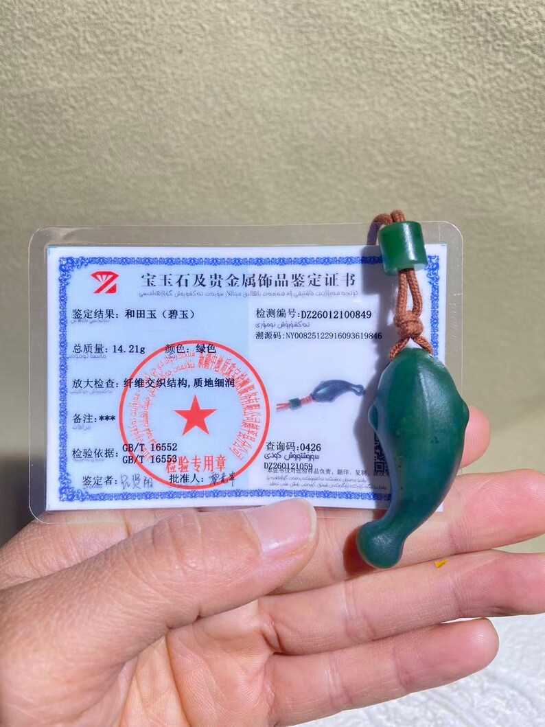 Un collar colgante en forma de pez de jade con certificación verde de Canadá, con un cordón tejido, como regalo para él. imagen 12