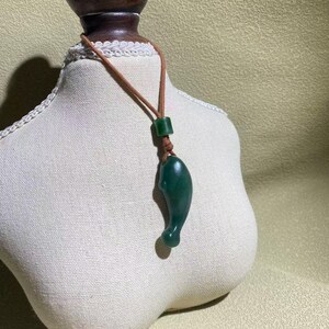 Un collar colgante en forma de pez de jade con certificación verde de Canadá, con un cordón tejido, como regalo para él. imagen 15