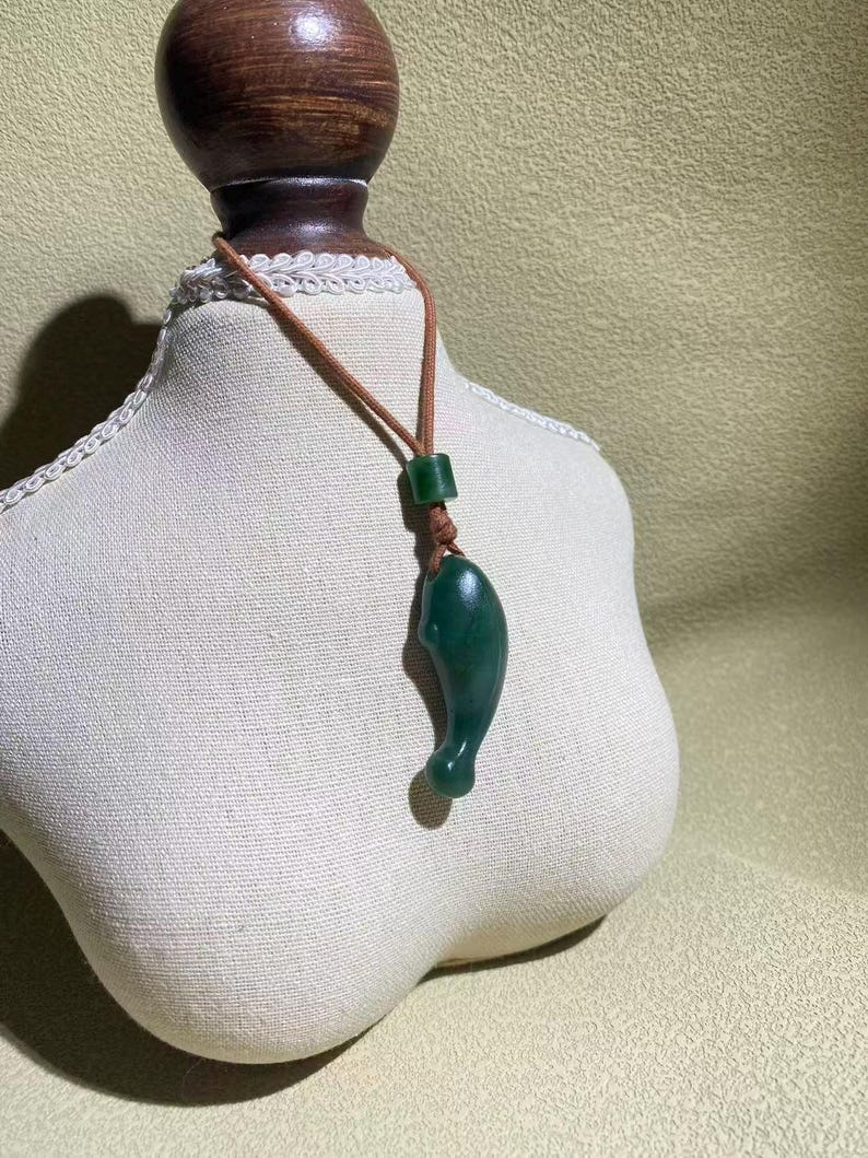 Un collar colgante en forma de pez de jade con certificación verde de Canadá, con un cordón tejido, como regalo para él. imagen 15