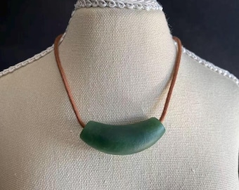 Colgante sonriente de jade canadiense tallado a mano, joya de piedra preciosa verde
