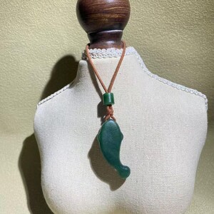 Un collar colgante en forma de pez de jade con certificación verde de Canadá, con un cordón tejido, como regalo para él. imagen 13