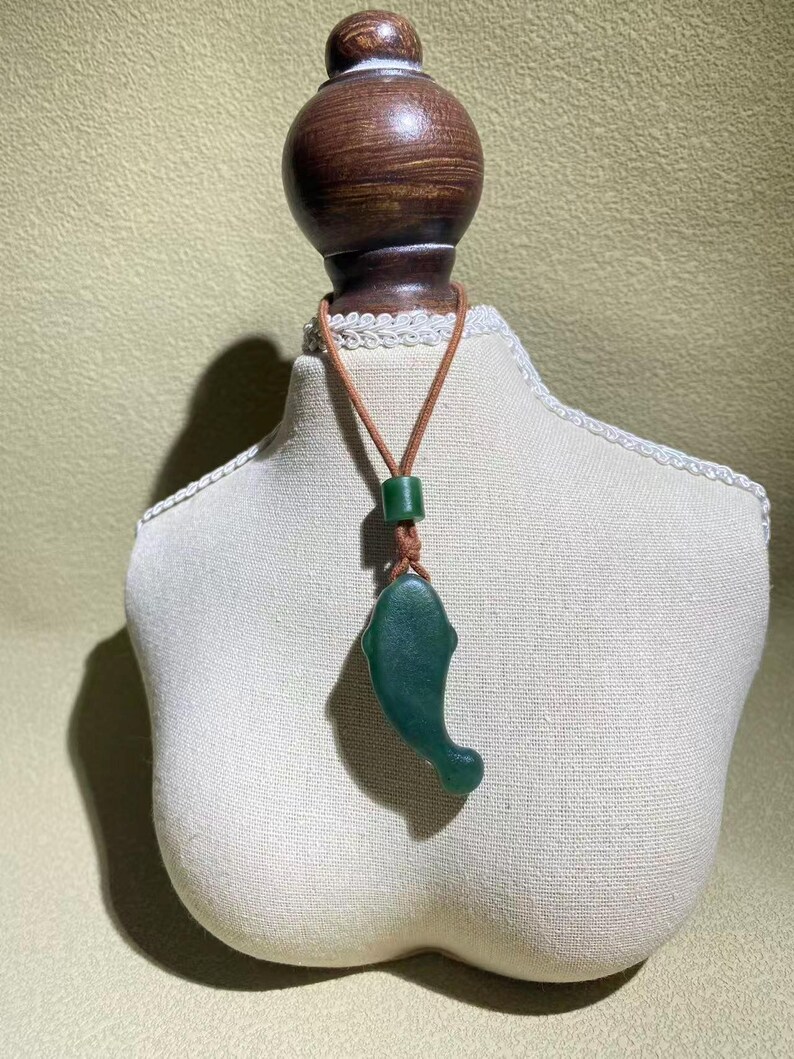 Un collar colgante en forma de pez de jade con certificación verde de Canadá, con un cordón tejido, como regalo para él. imagen 13