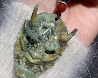 Colgante de jade natural con máscara de diablo de estilo gótico tallada a mano. Dimensiones del colgante: 45 x 32 x 10 mm.