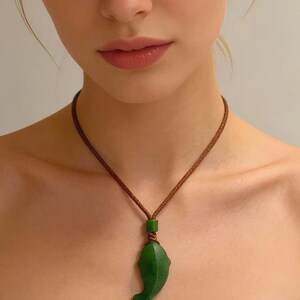Un collar colgante en forma de pez de jade con certificación verde de Canadá, con un cordón tejido, como regalo para él. imagen 4