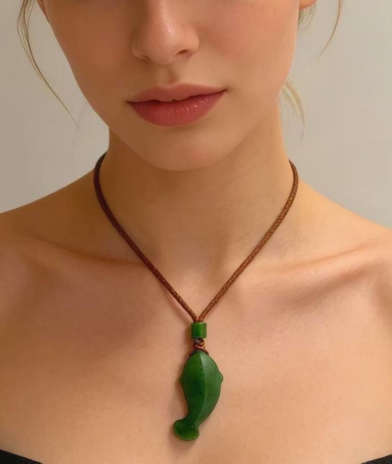 Un collar colgante en forma de pez de jade con certificación verde de Canadá, con un cordón tejido, como regalo para él. imagen 4