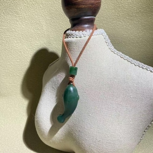 Un collar colgante en forma de pez de jade con certificación verde de Canadá, con un cordón tejido, como regalo para él. imagen 14