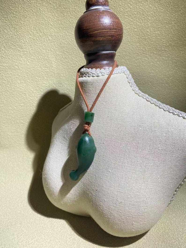 Un collar colgante en forma de pez de jade con certificación verde de Canadá, con un cordón tejido, como regalo para él. imagen 14