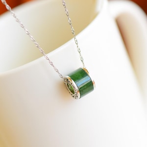 Naturligt grönt jadehänge - 925 sterlingsilver handgjorda, etiskt framställda stensmycken | Unisex