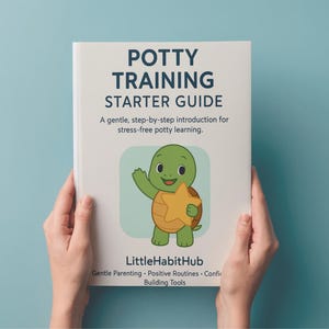 Peut inclure: Un livre intitulé "Potty Training Starter Guide" est tenu contre un fond bleu. La couverture présente une tortue de dessin animé tenant une étoile. Le texte se lit : "Une introduction douce, étape par étape, pour un apprentissage de la propreté sans stress."