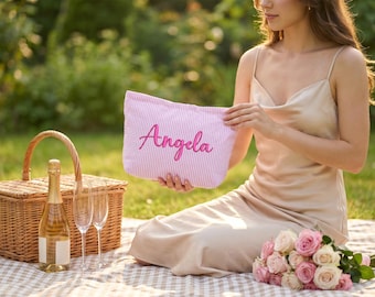 Pochette per cosmetici personalizzata in seersucker, organizer da viaggio ricamato, regalo per damigella d'onore.