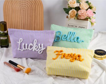 Pochette da viaggio personalizzata in seersucker, con nome ricamato in 3D fatto a mano, ideale come regalo per damigella d'onore.