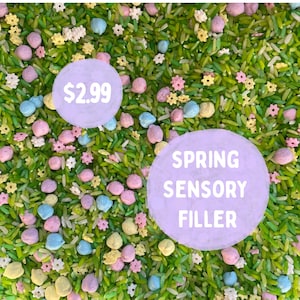Puede incluir: Una vista de cerca de un relleno sensorial de primavera. El relleno está compuesto por arroz verde, chispas de colores pastel y pequeñas decoraciones en forma de flor. Se ven dos círculos morados con texto. Uno dice "$2.99" y el otro "SPRING SENSORY FILLER".