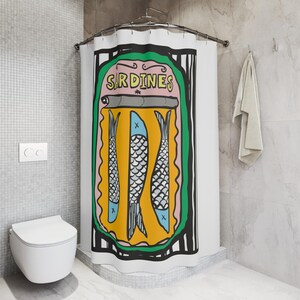 Cortina de chuveiro com estampa de sardinha: lata de peixe colorida, decoração náutica para banheiro.