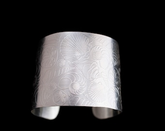 Brazalete llamativo de plata de ley con diseño de conchas marinas