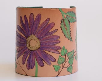 Brazalete de cuero con flores pintadas a mano