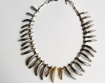 Collar de diente de perro en plata de ley y oro de 10 quilates