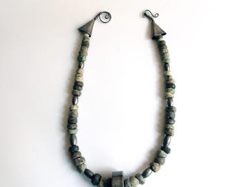 Collar de cuentas de piedra precolombina y plata de ley